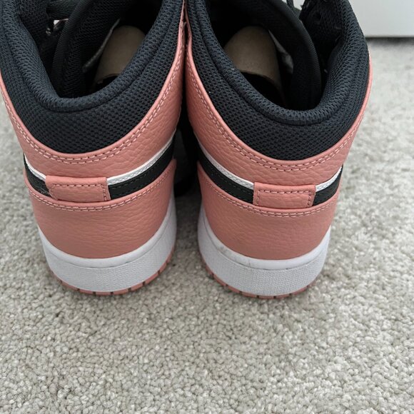 Jordan 1 Mid Pink Quartz (GS) - Picture 2 of 3